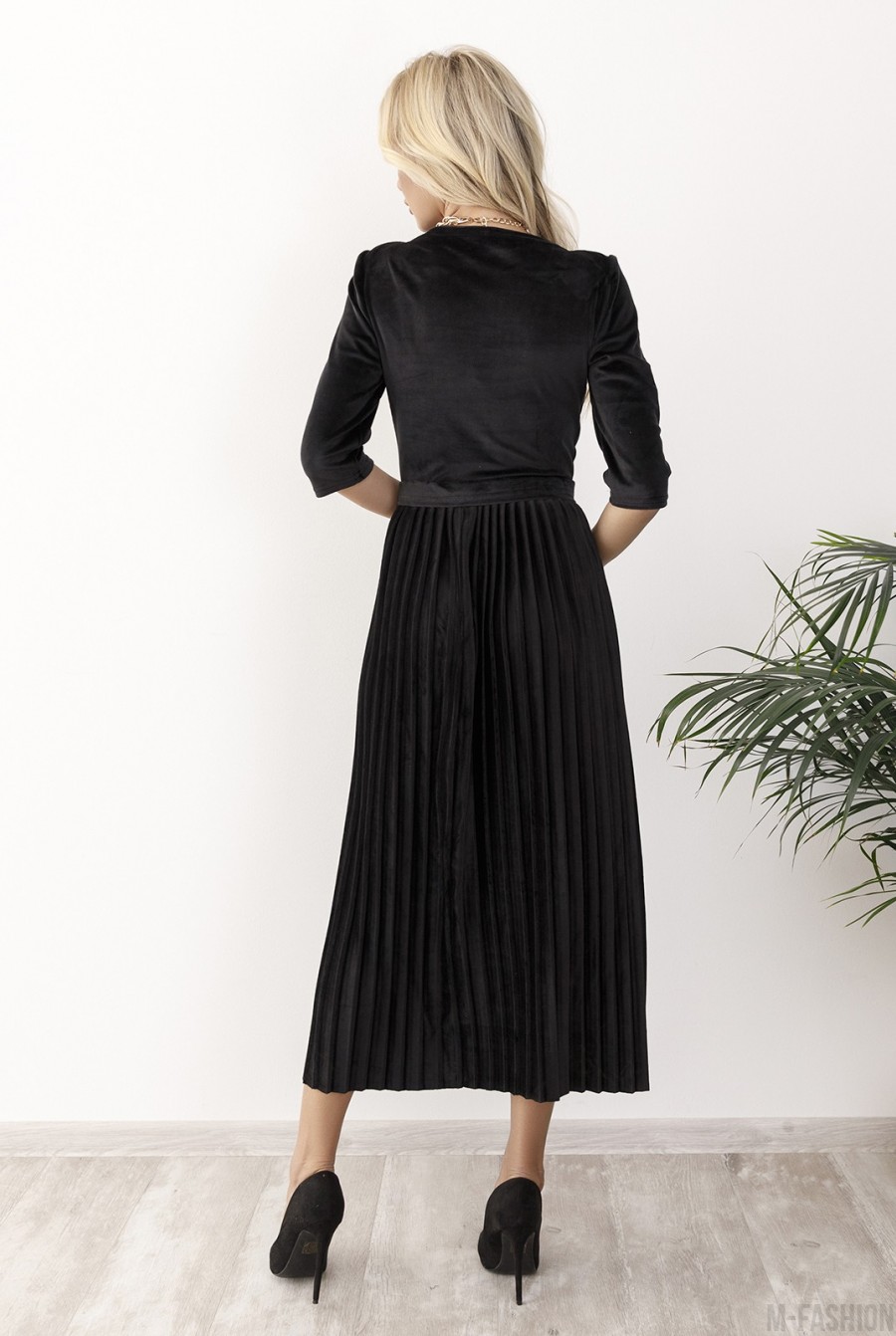 Черное велюровое платье с плиссировкой- Фото 3