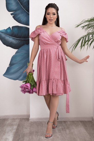 Розовое в горошек платье-халат с воланами