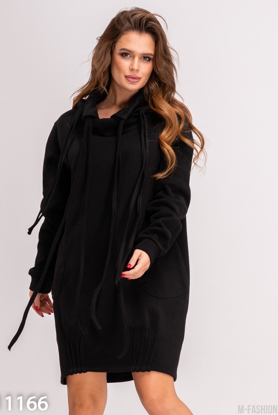 Черное теплое присборенное платье с воротником и капюшоном - Фото 1
