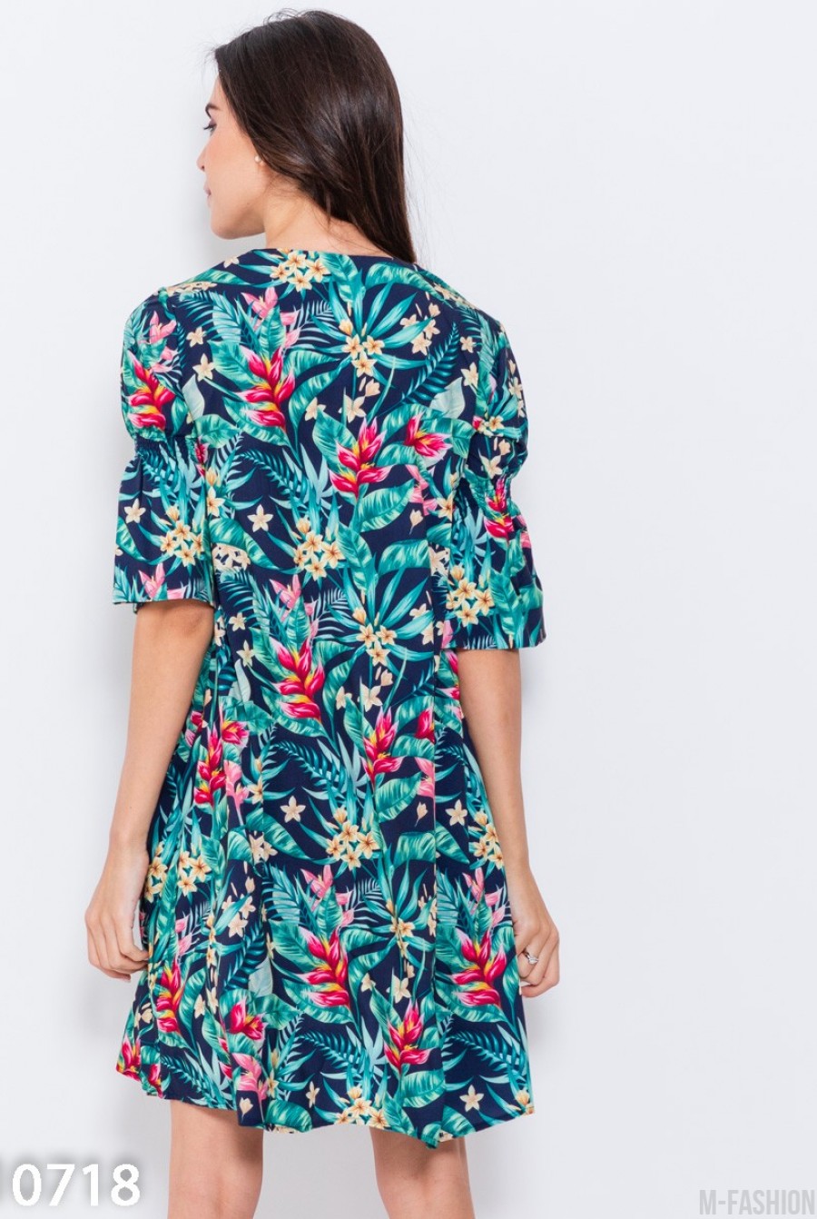 Расклешенное платье с тропической расцветкой- Фото 5