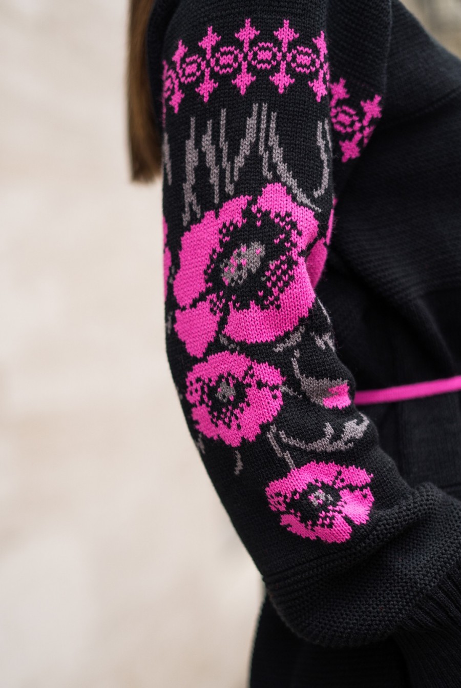 Черно-розовое шерстяное платье с узорами на рукавах- Фото 4