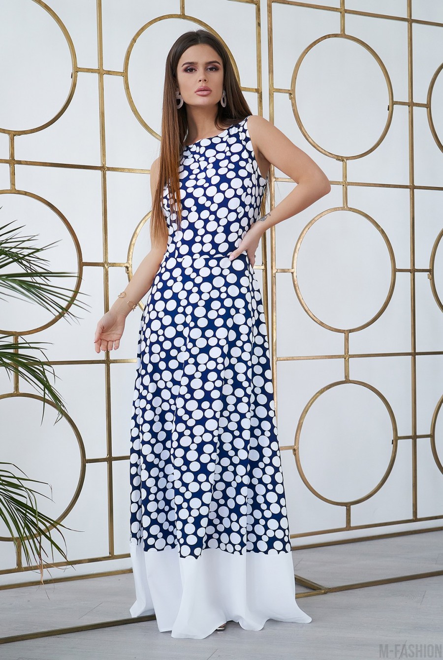 Синее длинное платье с крупным белым принтом - Фото 1
