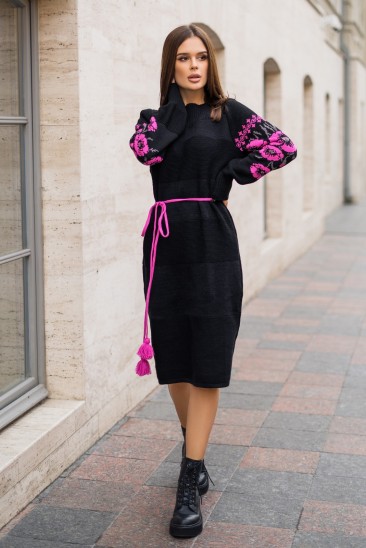 Черно-розовое шерстяное платье с узорами на рукавах