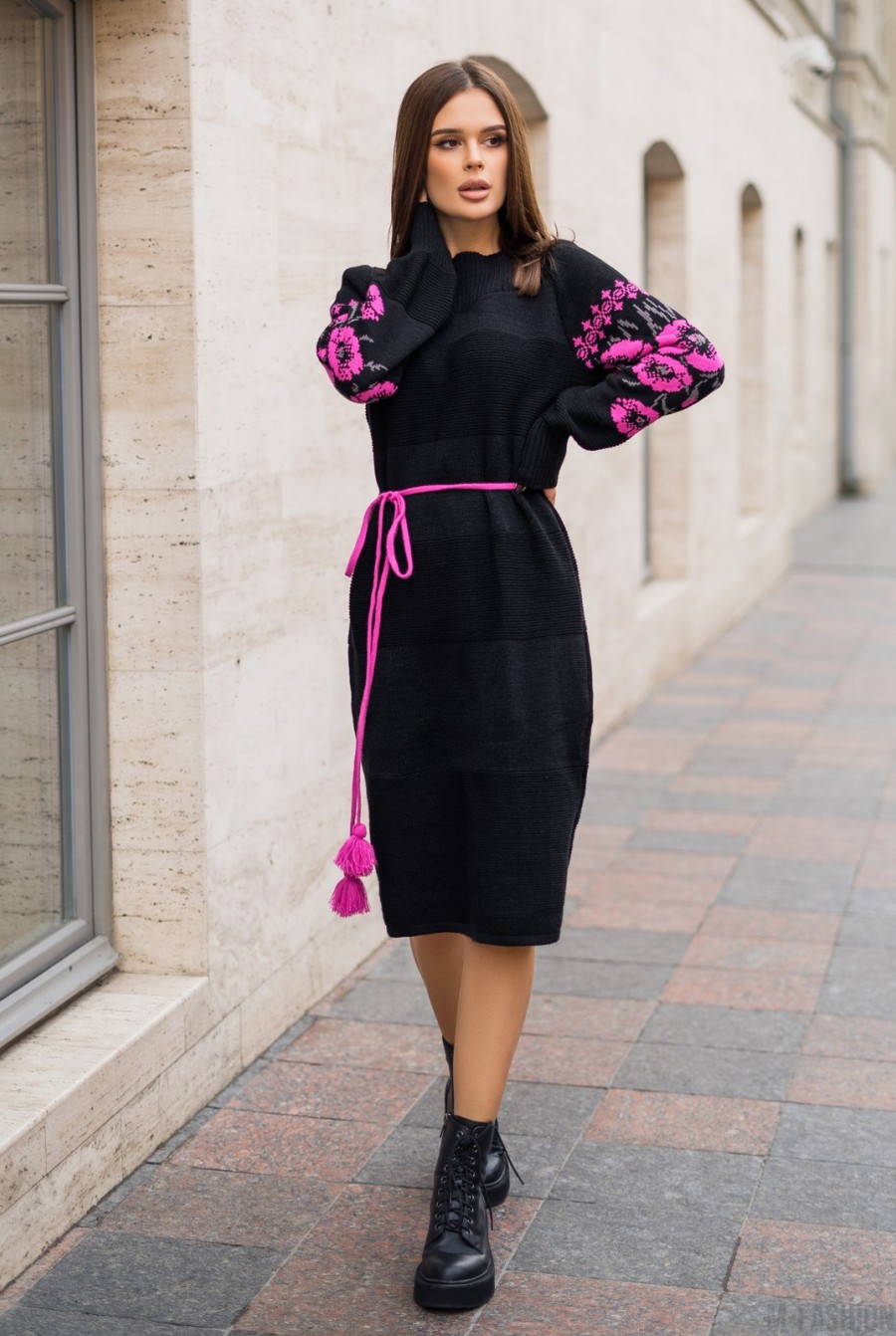 Черно-розовое шерстяное платье с узорами на рукавах - Фото 1