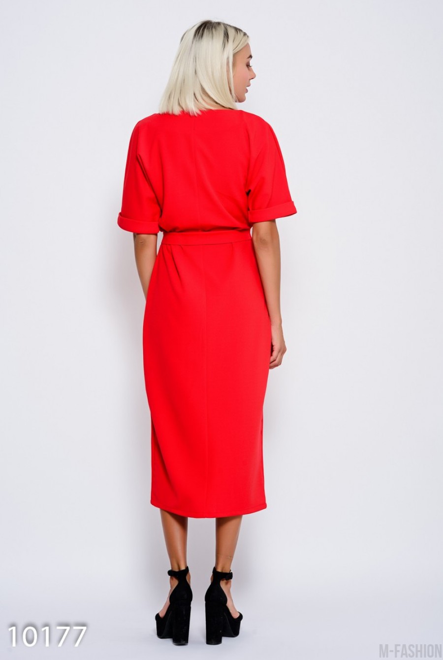 Красное платье с пояском и с цельнокроенными рукавами, декорированными отворотами и разрезом спереди- Фото 5