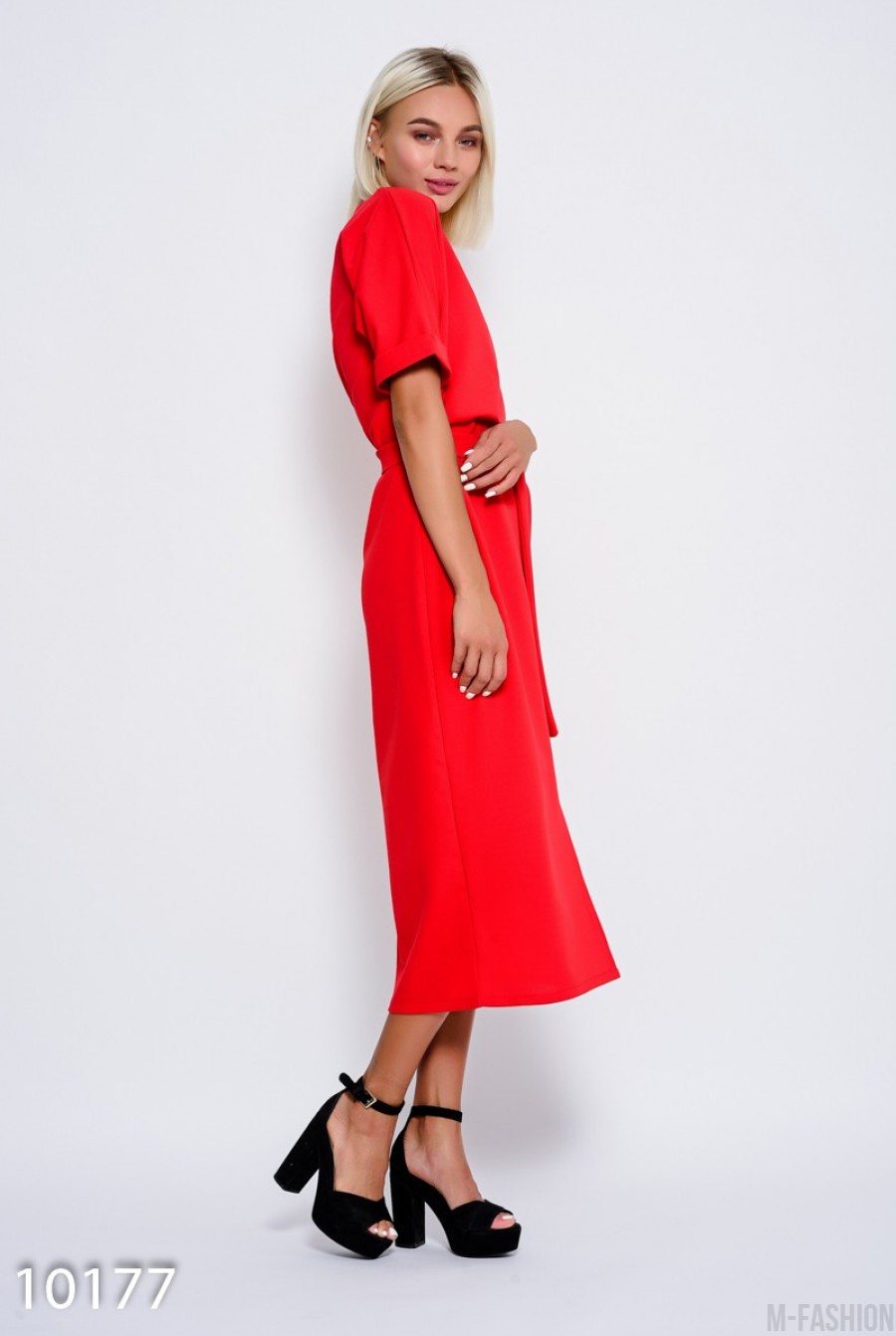Красное платье с пояском и с цельнокроенными рукавами, декорированными отворотами и разрезом спереди- Фото 3