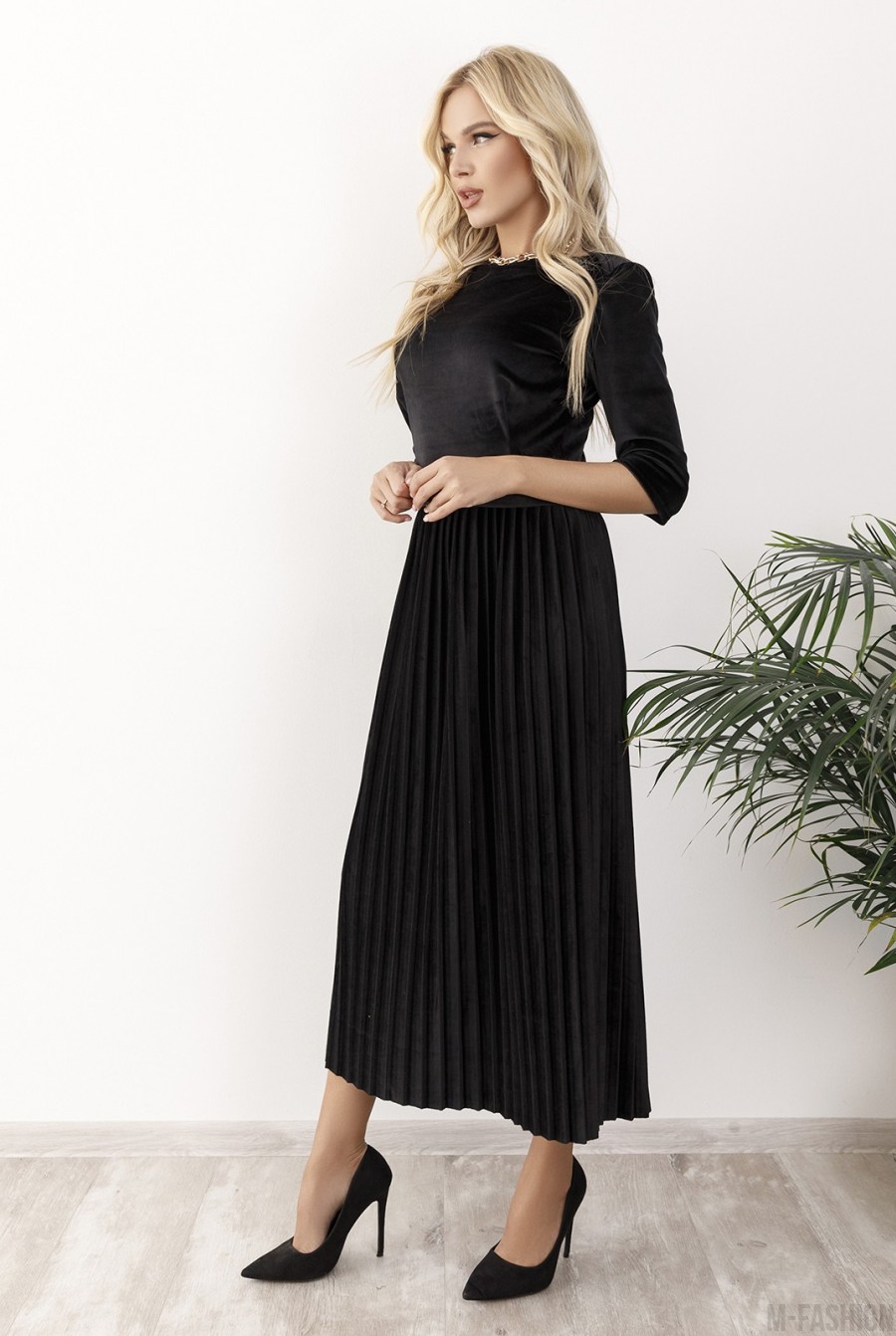 Черное велюровое платье с плиссировкой- Фото 2