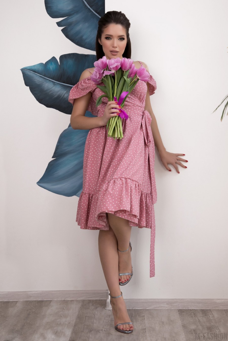 Розовое в горошек платье-халат с воланами- Фото 4