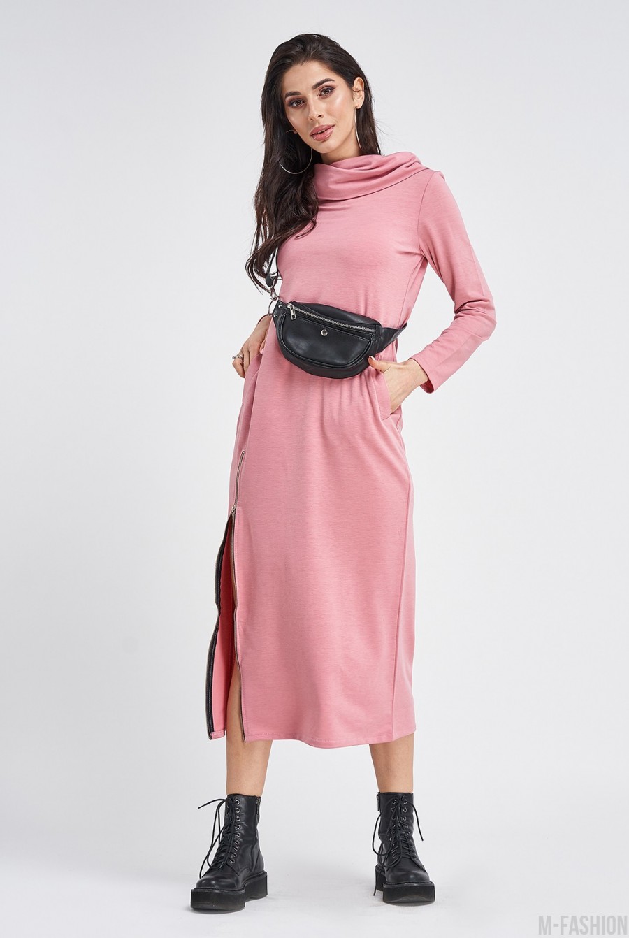 Удлиненное трикотажное розовое платье с боковой молнией - Фото 1