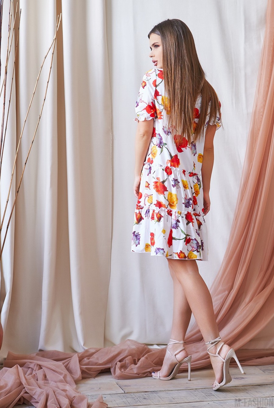 Принтованное крупным цветочным принтом платье-трапеция- Фото 5