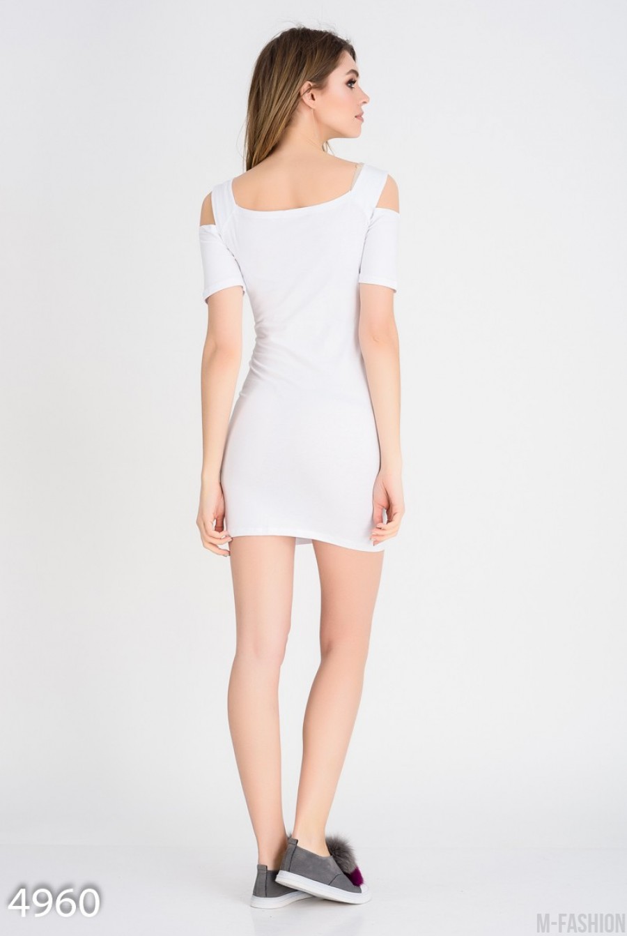 Белое короткое платье-футболка с вырезами на плечах и принтом- Фото 5