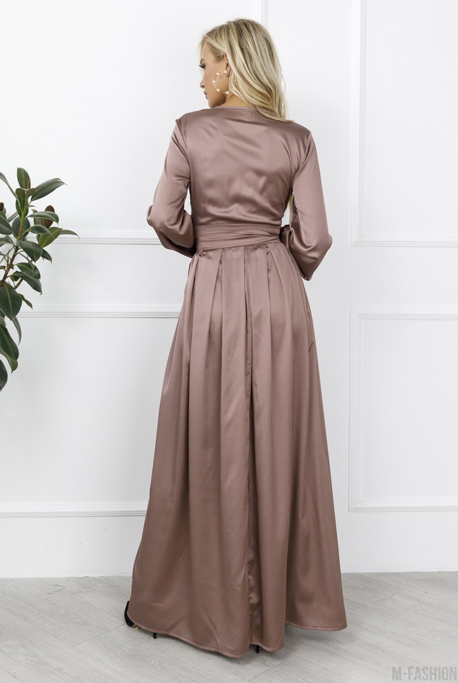 Светло-коричневое длинное платье с кроем на запах- Фото 3
