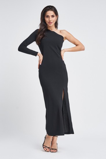 Черное длинное платье с открытым плечом