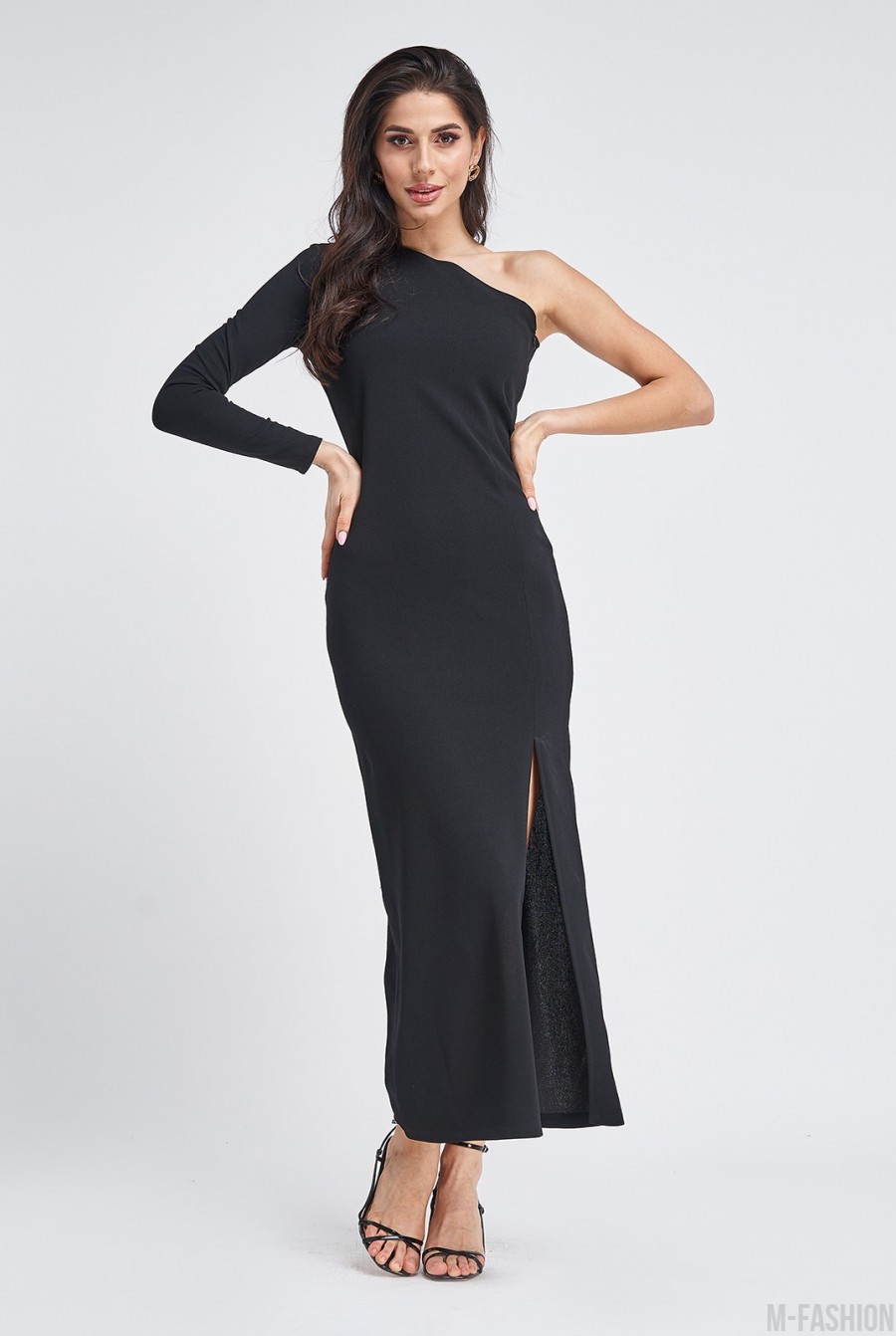 Черное длинное платье с открытым плечом - Фото 1