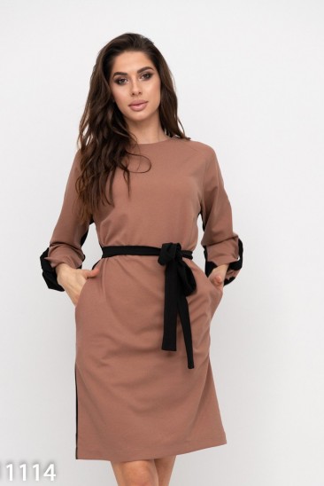 Черно-коричневое платье с хлястиками на рукавах