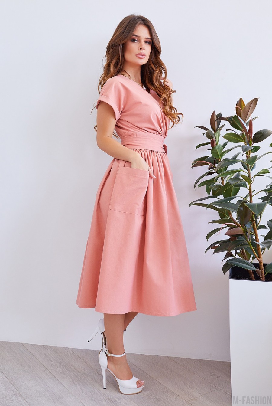 Розовое коттоновое платье на запах с карманами- Фото 2
