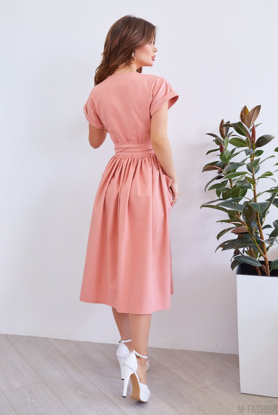 Розовое коттоновое платье на запах с карманами- Фото 3