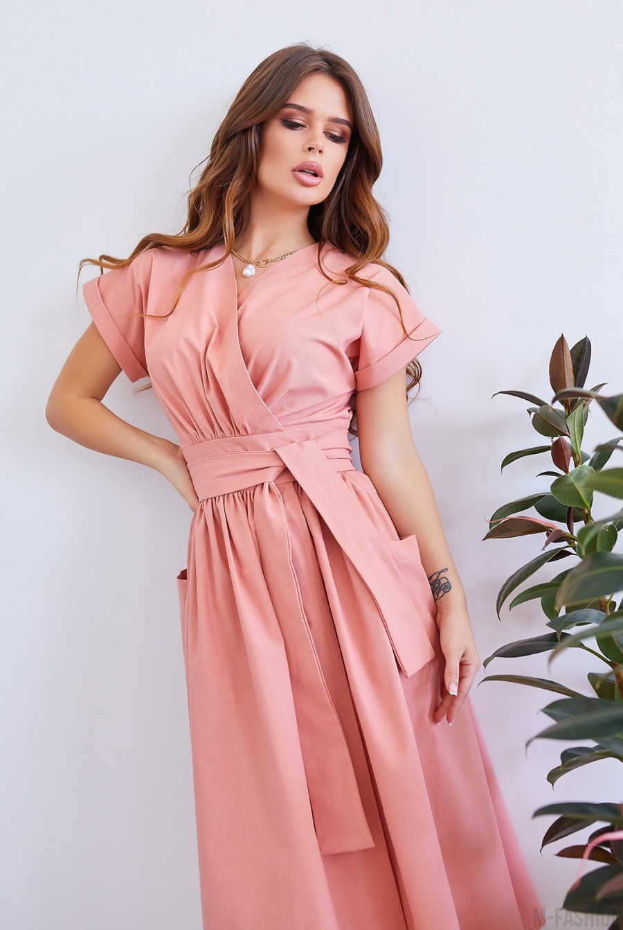Розовое коттоновое платье на запах с карманами- Фото 4