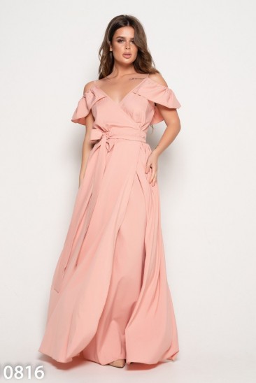 Персиковое длинное платье с открытыми плечами