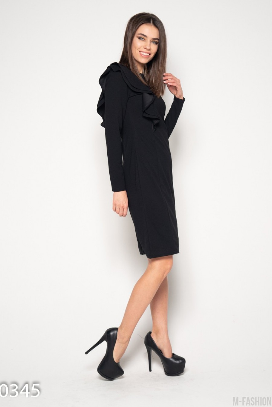 Черное платье с длинными рукавами и рюшами- Фото 2