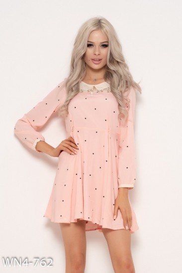 Розовое драпированное платье с кружевной кокеткой