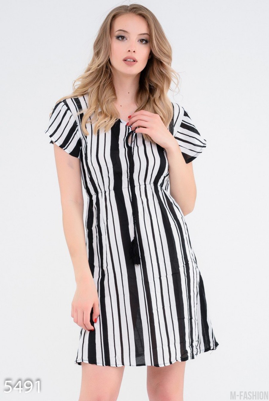 Черное в широкие белые полосы приталенное платье с короткими рукавами - Фото 1