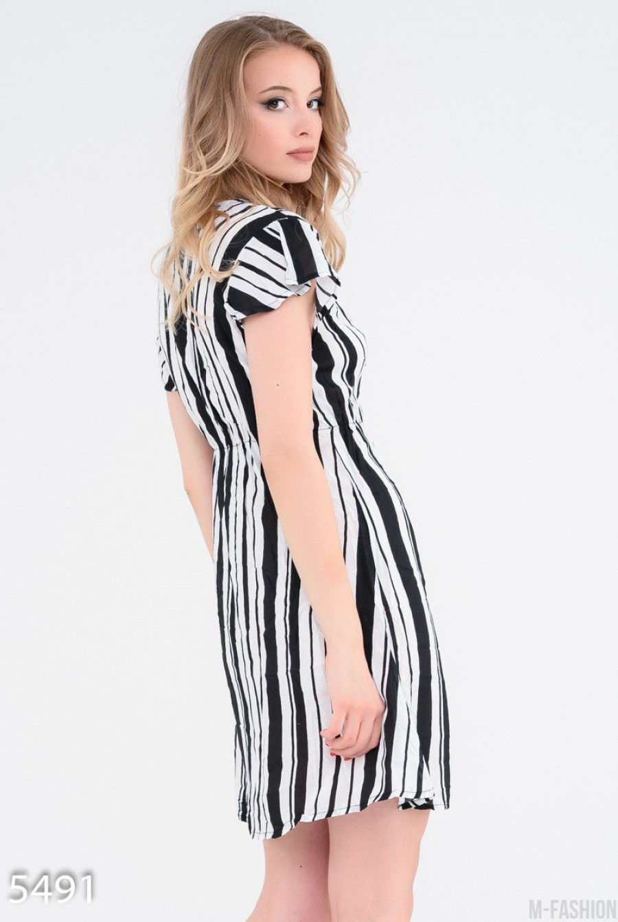 Черное в широкие белые полосы приталенное платье с короткими рукавами- Фото 2