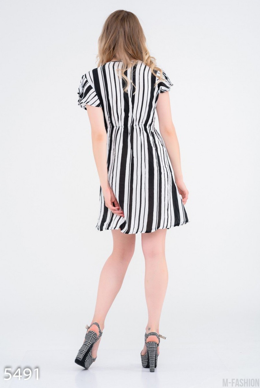 Черное в широкие белые полосы приталенное платье с короткими рукавами- Фото 3