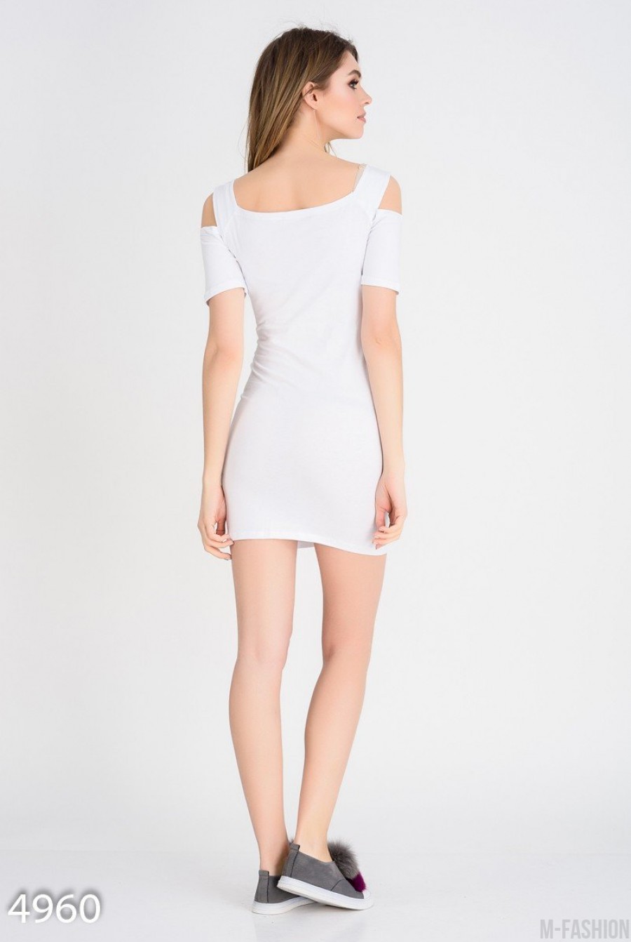 Белое короткое платье-футболка с вырезами на плечах и принтом- Фото 4