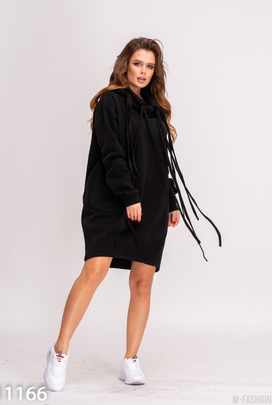 Черное теплое присборенное платье с воротником и капюшоном- Фото 2