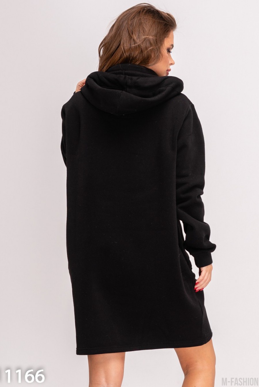 Черное теплое присборенное платье с воротником и капюшоном- Фото 3