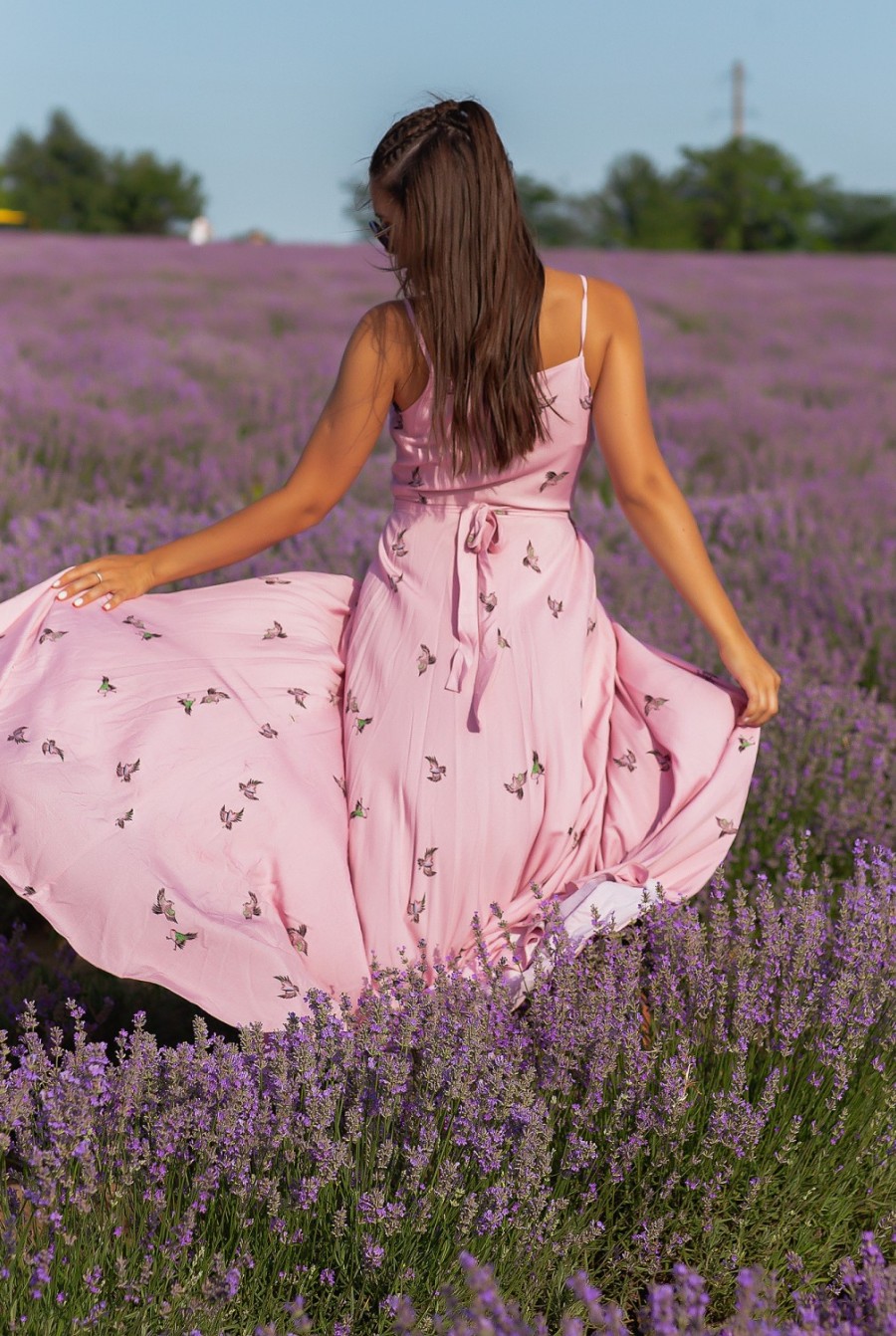 Розовое платье-халат на тонких бретельках- Фото 4