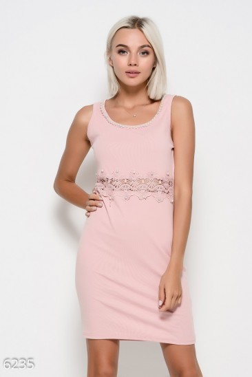 Розовое трикотажное платье без рукавов с кружевом и инкрустацией стразами и жемчугом