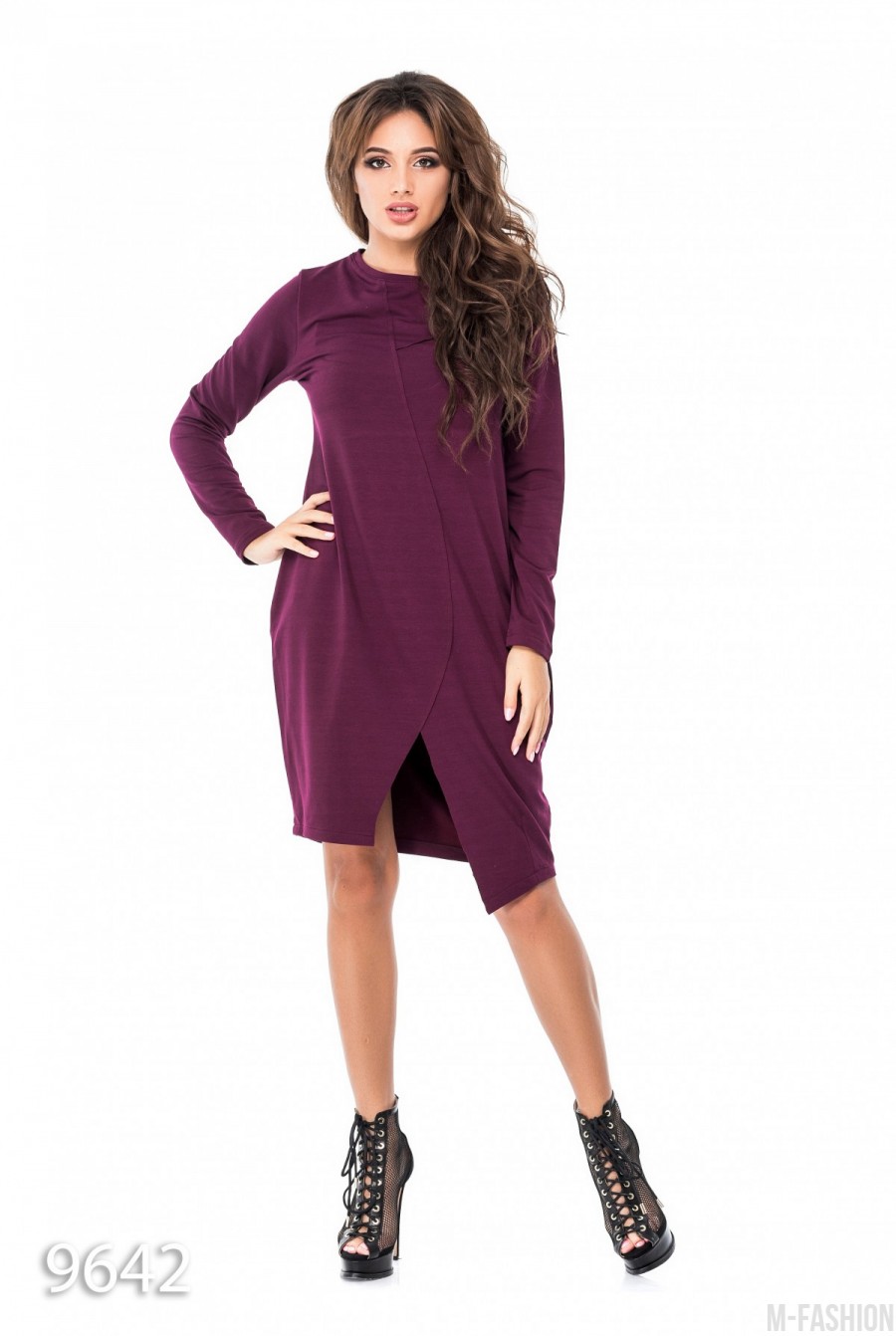 Фиолетовое свободное платье до колен с имитацией запаха - Фото 1