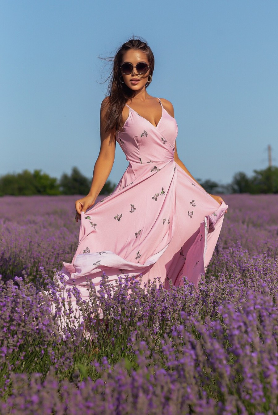 Розовое платье-халат на тонких бретельках - Фото 1