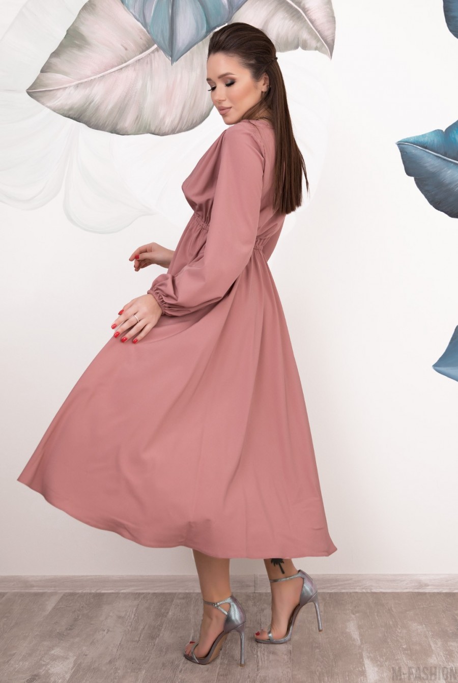Розовое приталенное платье с рукавами-фонариками- Фото 2