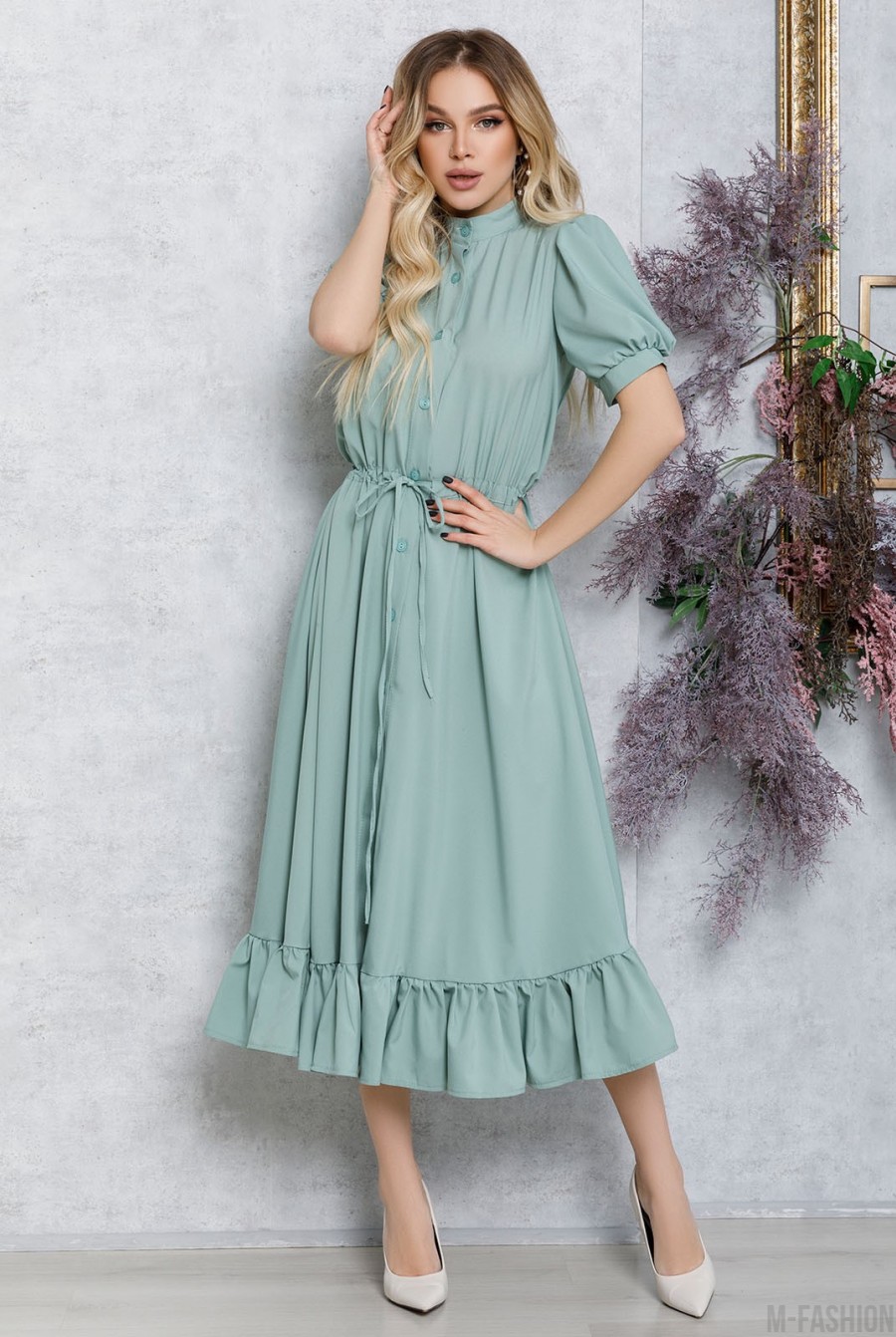 Оливковое платье-рубашка с кулиской и воланом - Фото 1