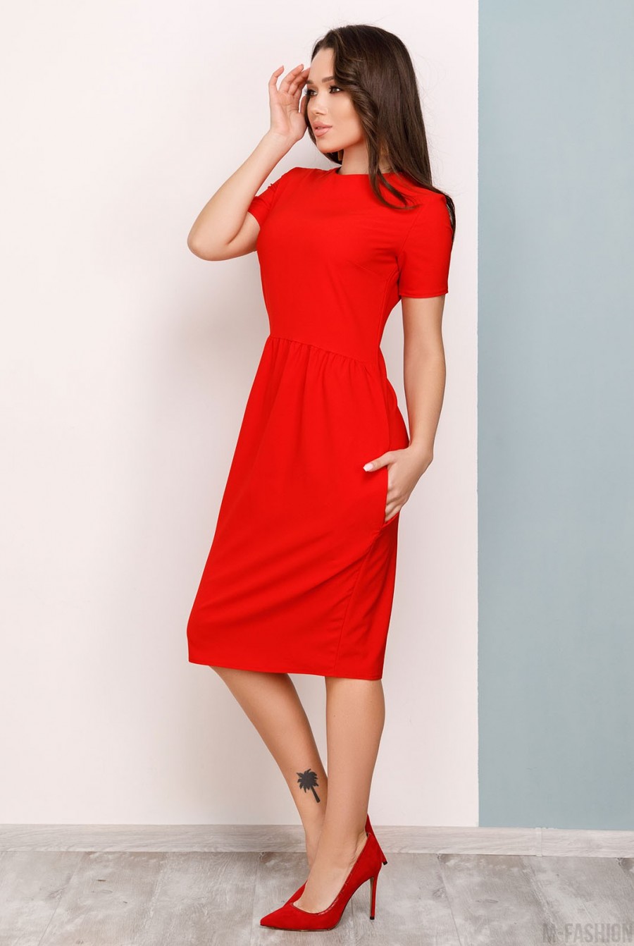 Красное классическое присборенное на талии платье- Фото 2