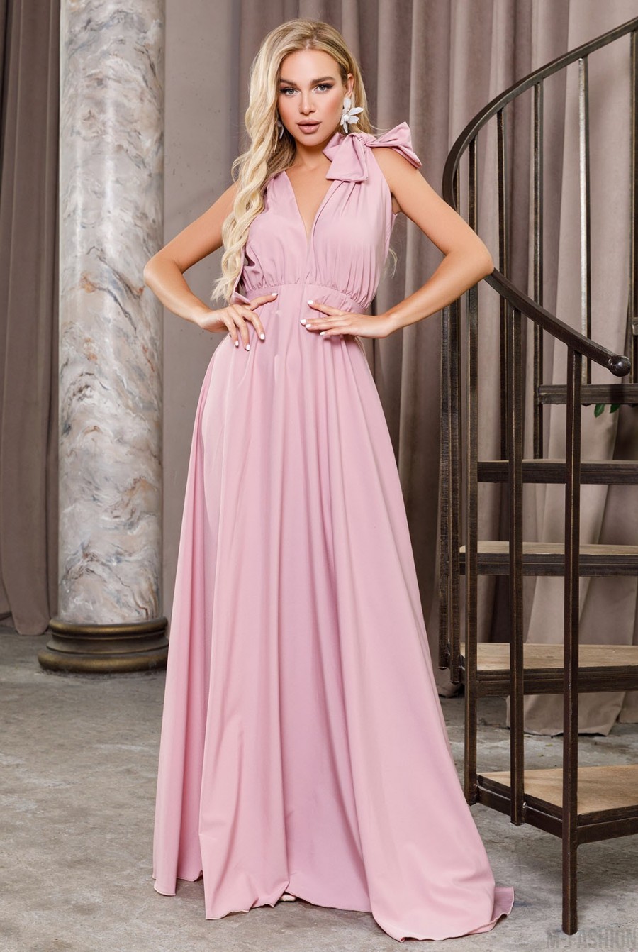 Розовое длинное платье с глубоким декольте - Фото 1