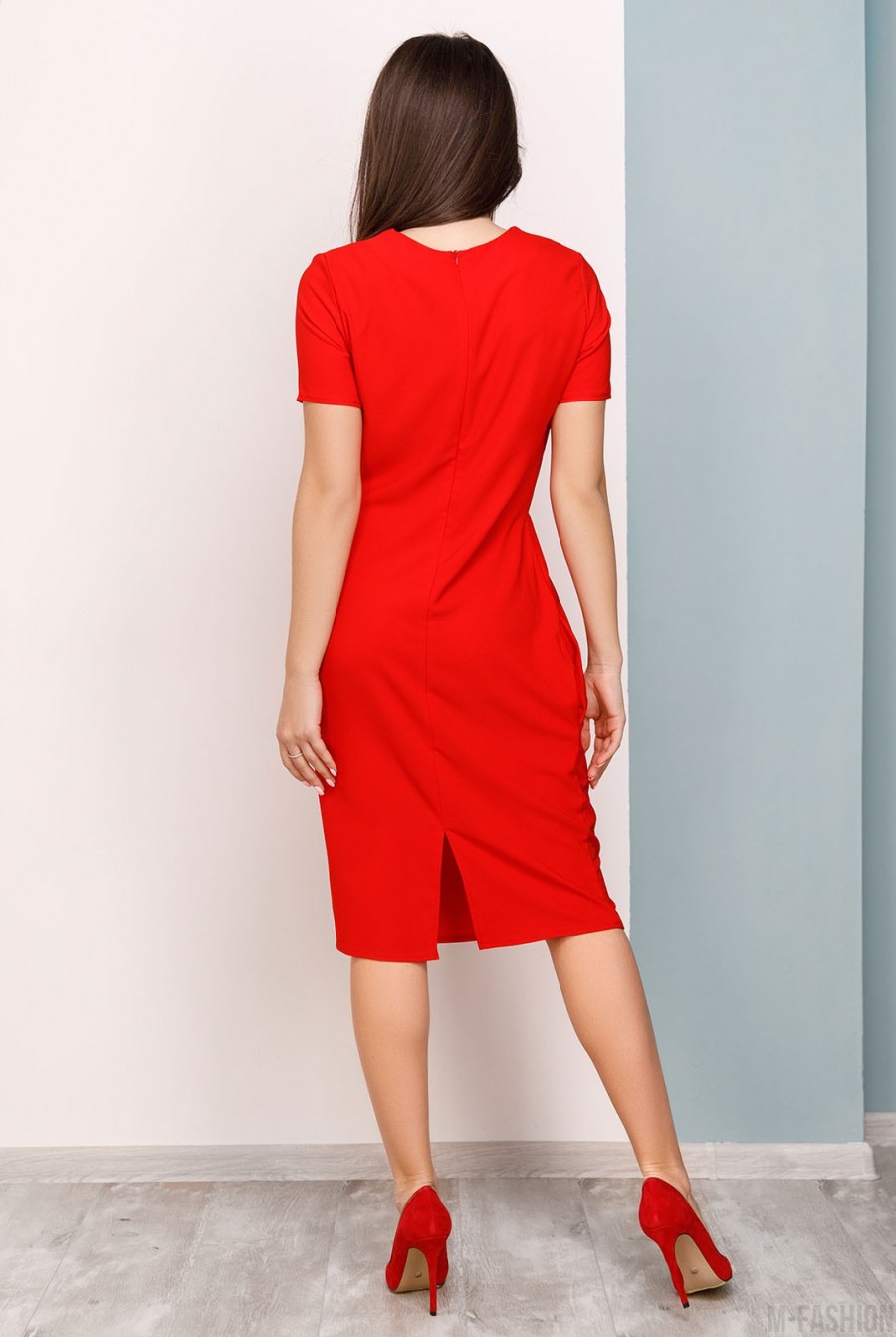Красное классическое присборенное на талии платье- Фото 3