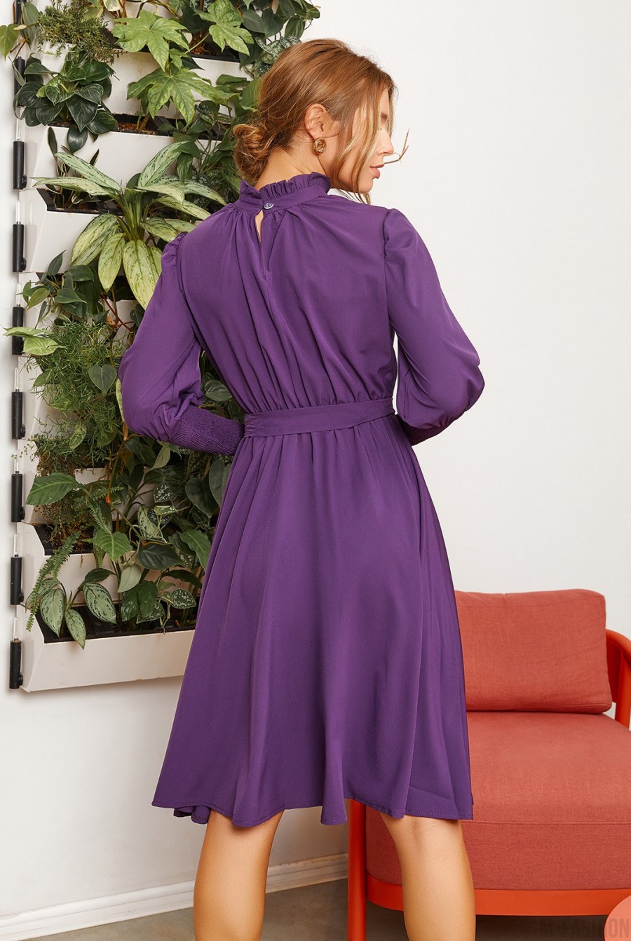 Фиолетовое классическое платье с жаткой на манжетах- Фото 3