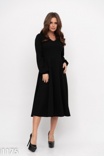 Черное приталенное платье с французским кружевом