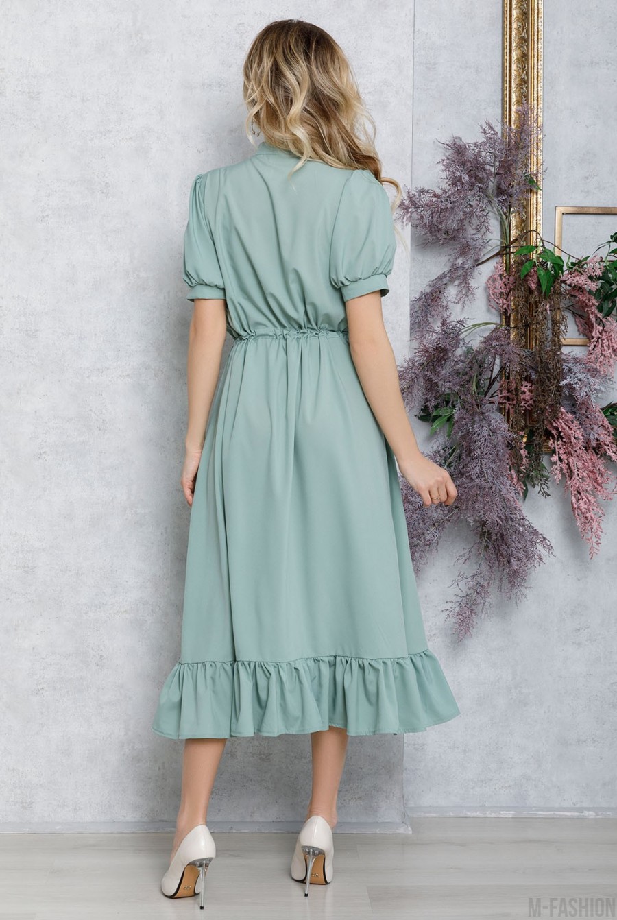 Оливковое платье-рубашка с кулиской и воланом- Фото 3