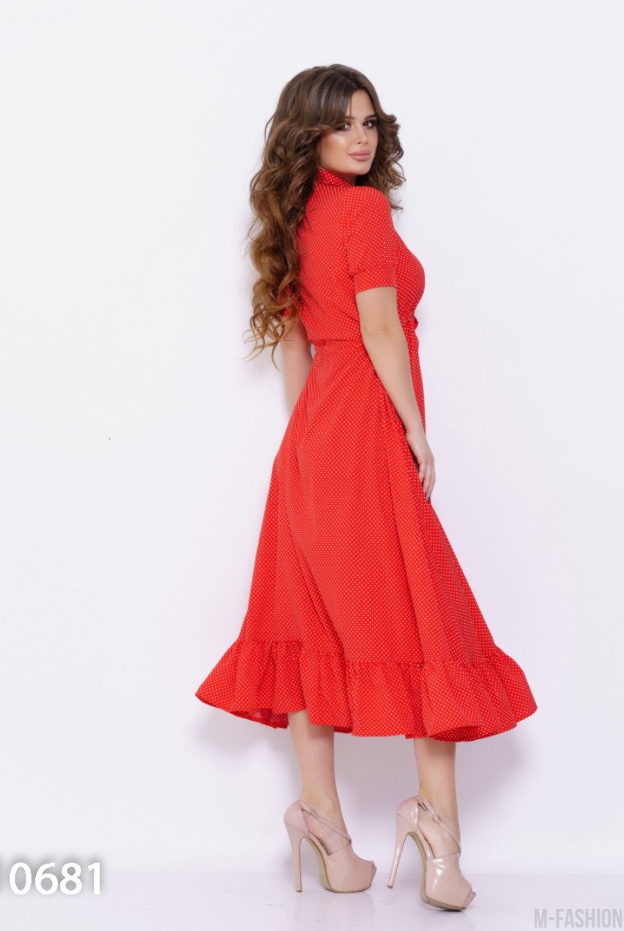 Красное в горошек приталенное платье с воланом- Фото 3