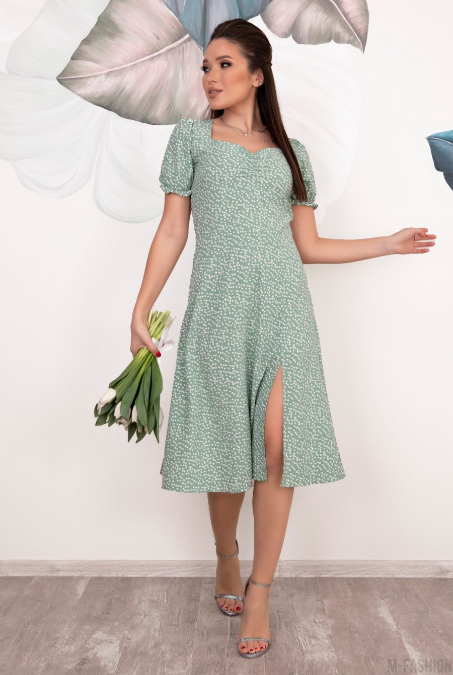 Зеленое в горошек платье с разрезом - Фото 1
