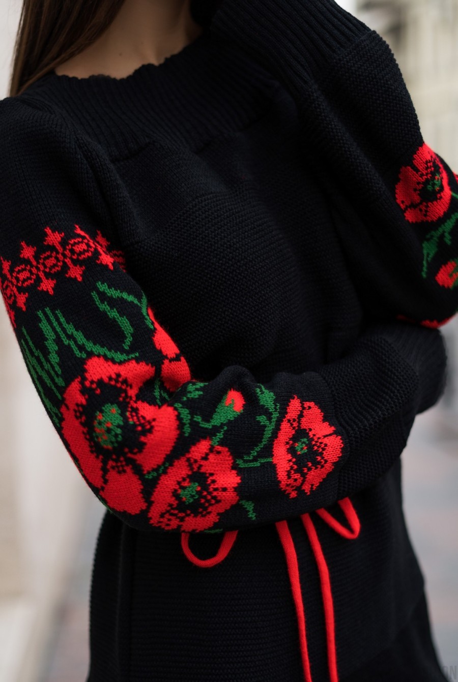 Черно-красное шерстяное платье с узорами на рукавах- Фото 4