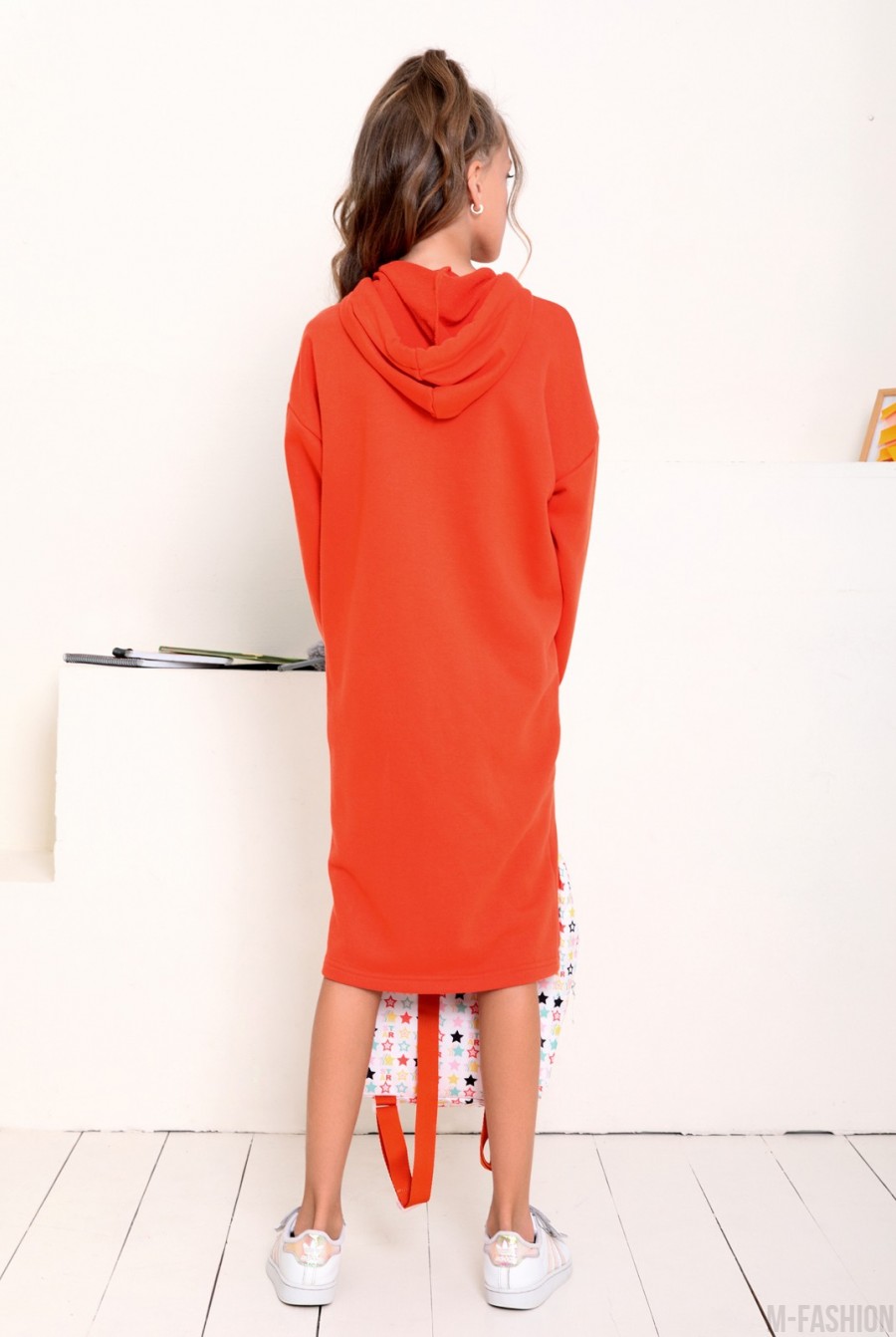 Оранжевое трикотажное платье с капюшоном- Фото 3