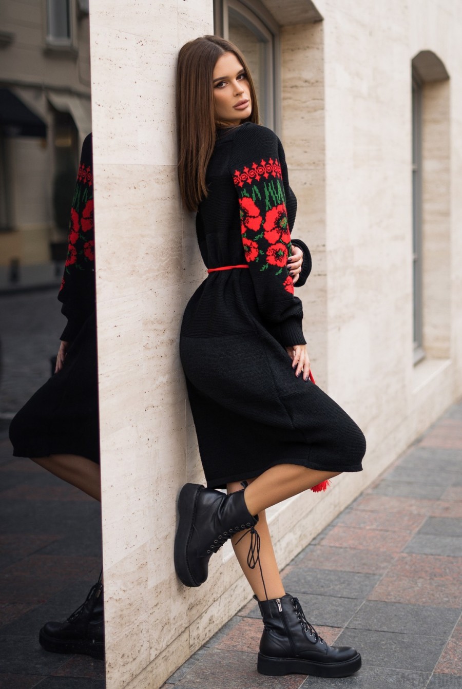 Черно-красное шерстяное платье с узорами на рукавах- Фото 2