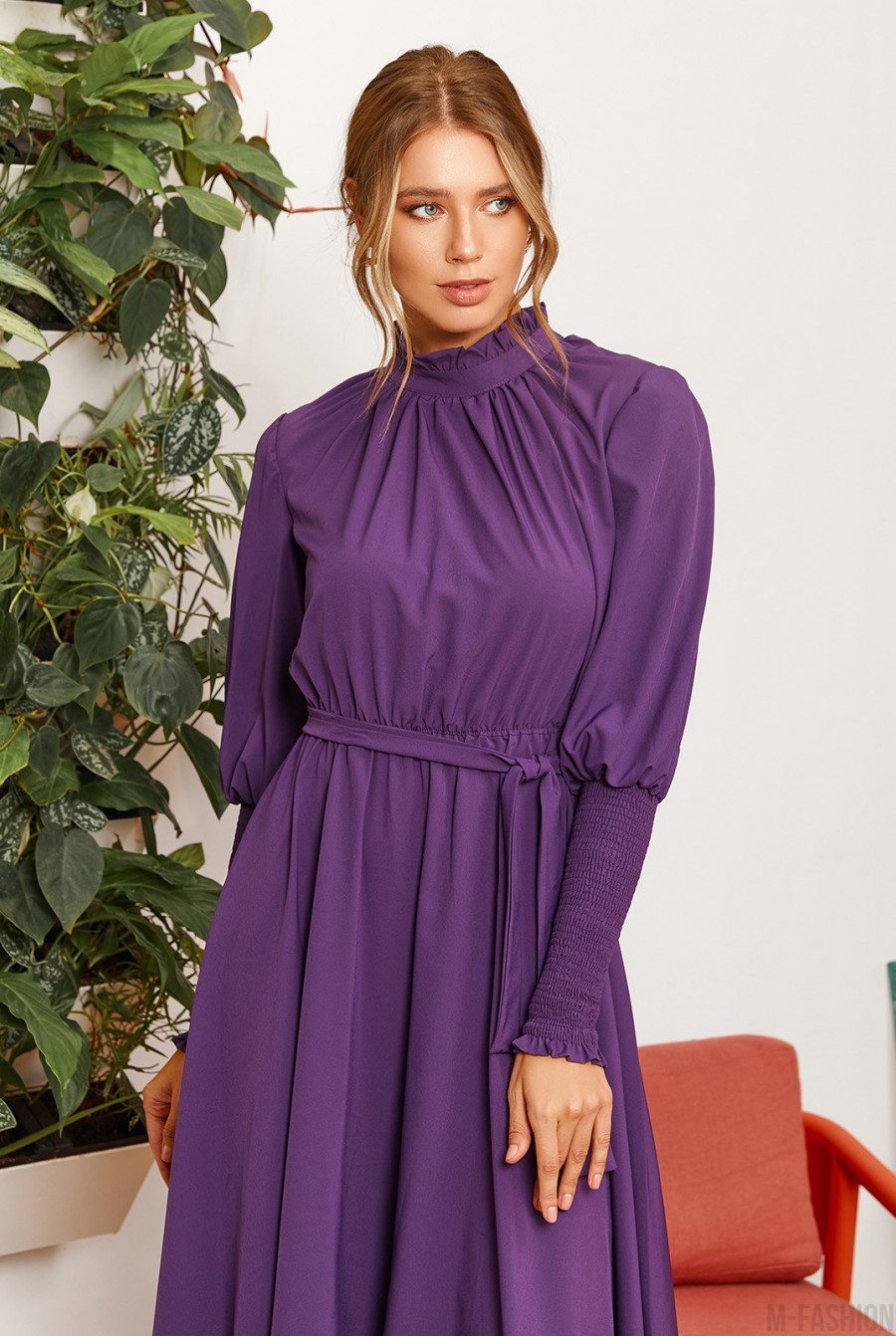 Фиолетовое классическое платье с жаткой на манжетах- Фото 4