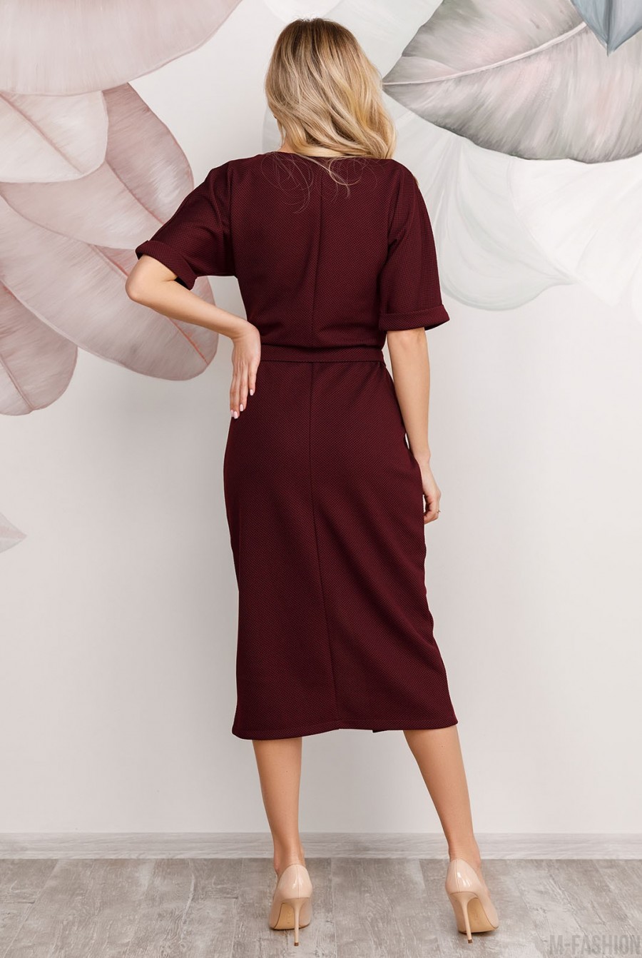 Бордовое классическое фактурное платье с разрезом- Фото 3